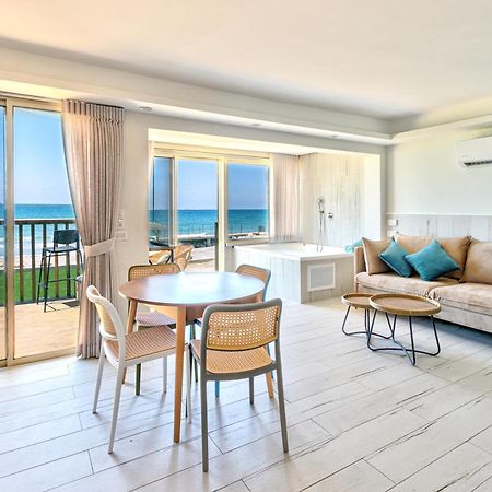 בית חוף מושלם עם גקוזי ומרפסת - Beachside Bliss W Jacuzzi Haifa Bagian luar foto